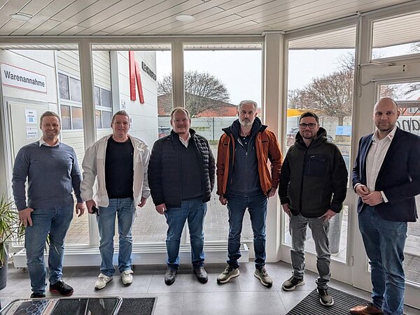 Fünf Personen von Hörmann, Falk und Keil stehen zusammen