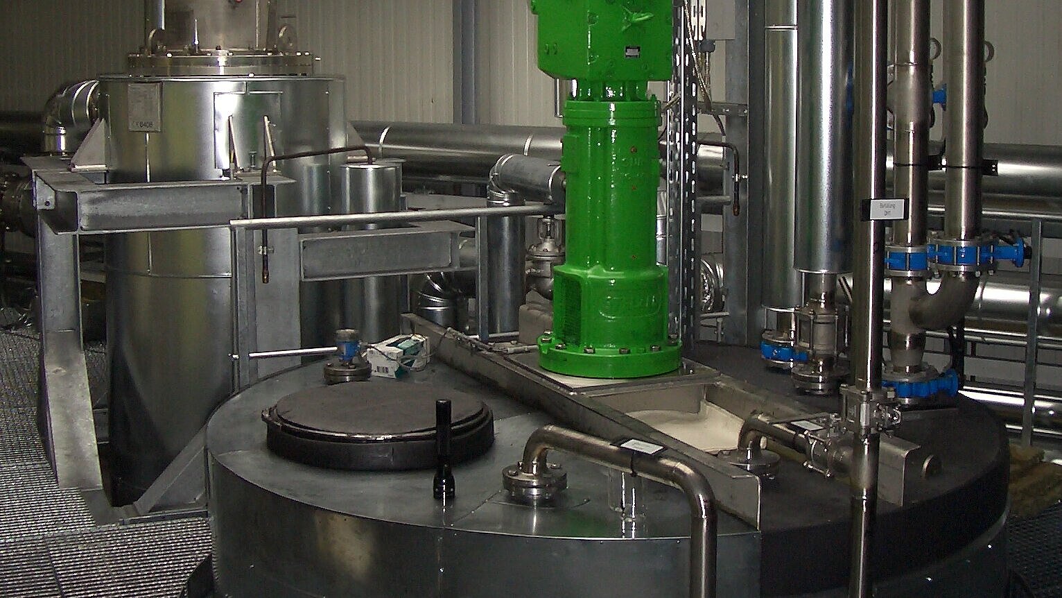 Industrieanlage mit Behälter, Rohrleitungen und Antriebstechnik, wie sie bei Wartungs- und Servicearbeiten betreut wird.